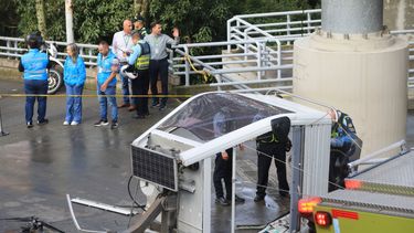 Un teleférico yace en el suelo después de caer en Medellín, Colombia, el miércoles 26 de junio de 2024. Al menos una persona murió y otras 12 resultaron heridas cuando el teleférico se derrumbó mientras se acercaba a una estación, dijeron las autoridades locales.