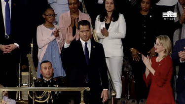 Captura de pantalla de la transmisi&oacute;n por YouTube de la Casa Blanca durante el discurso de Trump, en el momento en que saluda al presidente encargado Juan Guaid&oacute;.&nbsp;