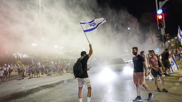 La policía israelí emplea un cañón de agua para dispersar a manifestantes que bloquean una calle en una protesta contra los planes del gobierno del primer ministro, Benjamin Netanyahu, de reformar el sistema judicial, en Jerusalén, el domingo 23 de julio de 2023.&nbsp;