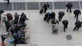 Harvey Weinstein es fotografiado por miembros de la prensa al llegar a la corte de Manhattan para su juicio por abuso sexual el jueves 20 de febrero de 2020 en Nueva York.&nbsp;
