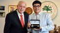 Tomás Regalado entrega las llaves de Miami a Adrián Mesa. Tomás Regalado entrega las llaves de Miami a Adrián Mesa.