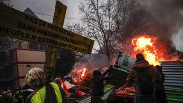 En las movilizaciones de los chalecos amarillos de hoy -por octavo sábado consecutivo- participaron 50.000 personas en todo el país.