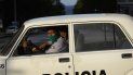 Agentes de policía con máscaras como precaución contra la propagación del nuevo coronavirus conducen una patrulla en una calle vacía durante el toque de queda en La Habana, Cuba, el martes 1 de septiembre de 2020. Agentes de policía con máscaras como precaución contra la propagación del nuevo coronavirus conducen una patrulla en una calle vacía durante el toque de queda en La Habana, Cuba, el martes 1 de septiembre de 2020.