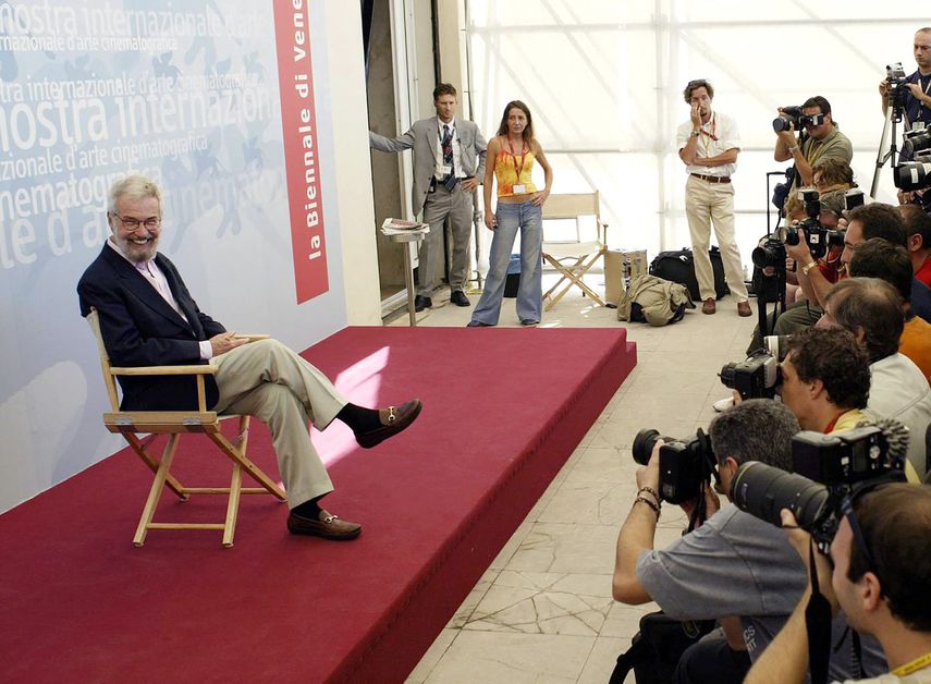 El director estadounidense Robert Benton posa durante una sesión de fotos en el Lido de Venecia, el 30 de agosto de 2003.