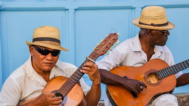 Músicos se buscan la vida en una calle de La habana.