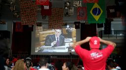 Simpatizantes del expresidente Luiz Inácio Lula da Silva siguen desde la sede del sindicato de los metalúrgicos el análisis de la Corte Suprema de si le concede o no un habeas corpus al expresidente.&nbsp;