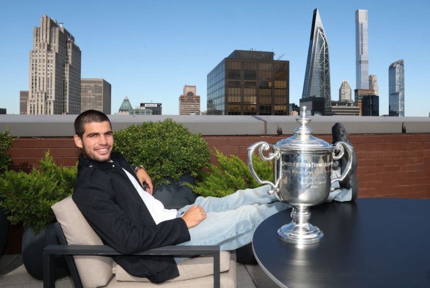 El español Carlos Alcaraz, campeón del US Open 2025, posa para una foto en la azotea del Hotel Lotte New York Palace con el trofeo individual masculino tras su victoria sobre el italiano Jannik Sinner en la final individual masculina el 8 de septiembre de 2025 en la ciudad de Nueva York. 