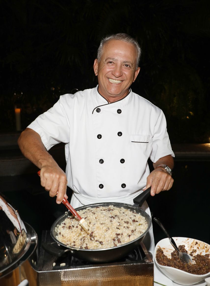 El chef Carlos Rodríguez prepara la cena.