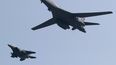 Flanqueados por aviones de combate F-15K sudcoreanos y F-16 estadounidenses, los dos bombarderos estratégicos B-1B Lancer realizaron un vuelo a baja altura al sur de Seúl&nbsp;