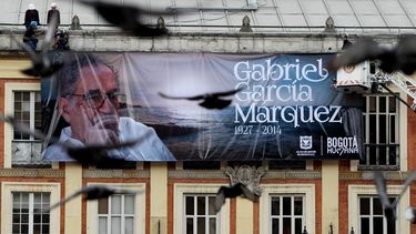 Un grupo de personas cuelga una valla con la fotografía del escritor colombiano Gabriel García Márquez en la Alcaldía de Bogotá (Colombia). Foto: EFE