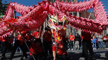 Cientos de personas de distintas parte del país se reunieron en la calle Moneda para apreciar el colorido recorrido por la celebración del Año Nuevo chino.