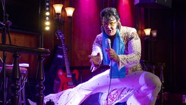 El artista noruego Kjell Elvis (Kjell Henning Bj&oslash;rnstad) se presenta al comienzo de su desaf&iacute;o del marat&oacute;n de canto Elvis Presley m&aacute;s largo del mundo el 23 de julio de 2020 en Oslo. Su plan es actuar continuamente durante 50 horas, hasta el s&aacute;bado 25 de julio por la ma&ntilde;ana.