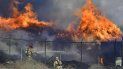 Dos bomberos combaten un incendio que arde fuera de control el jueves 3 de diciembre de 2020, en Riverside, California. Dos bomberos combaten un incendio que arde fuera de control el jueves 3 de diciembre de 2020, en Riverside, California.