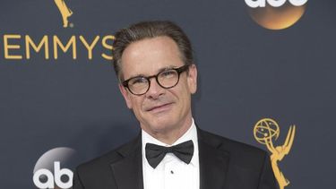 Peter Scolari llega a la 68a entrega de los Emmy en Los Angeles el 18 de septiembre de 2016.&nbsp;