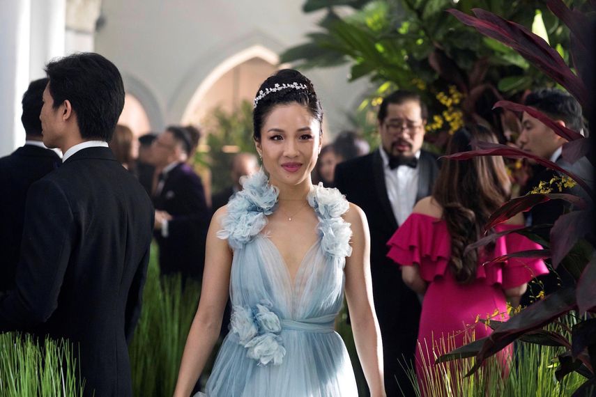 La actriz Constance Wu como Rachel Chu en la serie Crazy&nbsp;Rich&nbsp;Asians luciendo el vestido de la firma Marchesa, que fuera donado al National Museum of American History.&nbsp;