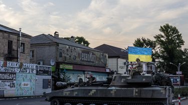 Soldados ucranianos suben a un tanque a través de una calle en Pokrovsk, en la región de Donetsk en el este de Ucrania, el viernes 8 de julio de 2022.&nbsp;