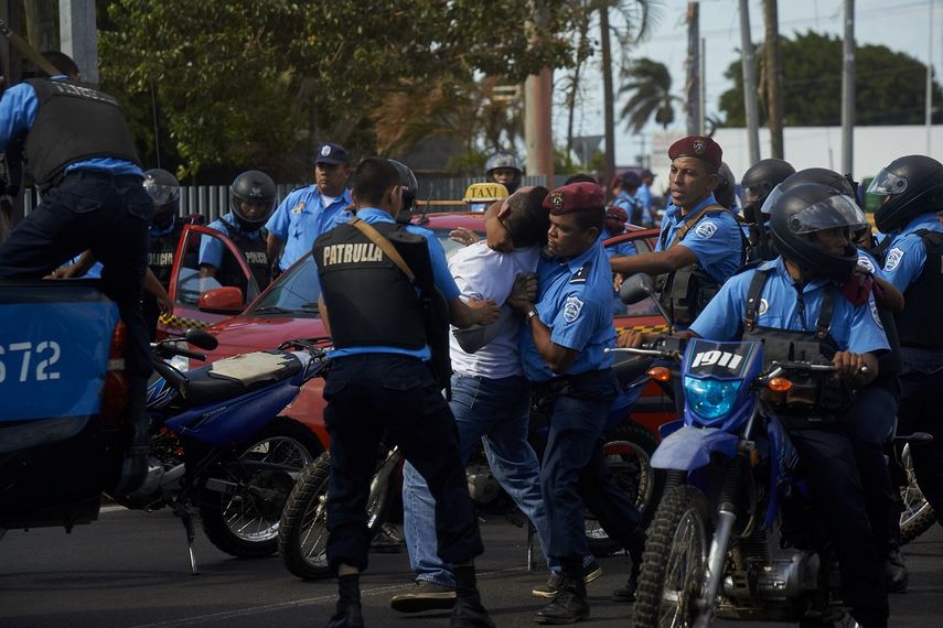 La Policía de Nicaragua ha sido señalada de abusos a los derechos humanos. Según la CIDH, 328 murieron tras la represión del gobierno contra las manifestaciones que surgieron en abril de 2018.&nbsp;