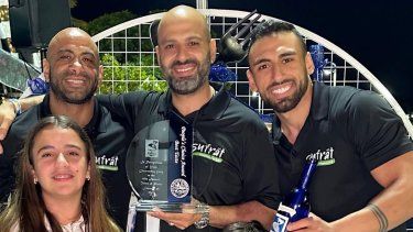 Miembros del equipo de Sufrat Mediterranean Grill celebran su primer lugar en la categoría de Mejor Comida en el festival Taste of Pines en febrero de 2025.&nbsp;