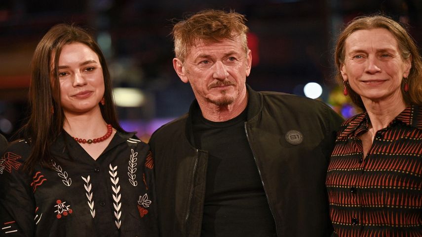 El actor y director estadounidense Sean Penn posa con otras invitadas cuando llegan a la alfombra roja para el estreno de la película Superpower en el programa especial de gala de la Berlinale, el primer gran festival de cine del año en Europa, el 17 de febrero de 2023.
