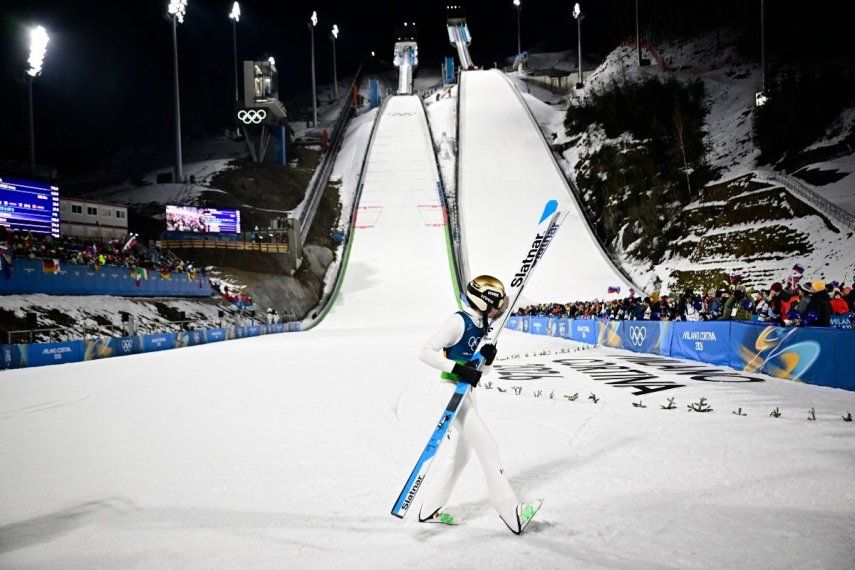 Anze Lanisek, de Eslovenia, luego de competir en una fase de los Juegos Olímpicos de Invierno, el 10 de febrero de 2026.