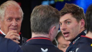 El piloto de Red Bull, Max Verstappen (derecha), conversa con el director deportivo del equipo Helmut Marko y el jefe Christian Horner (centro) tras la primera práctica del Gran Premio de Australia, el viernes 22 de marzo de 2024 en Melbourne.