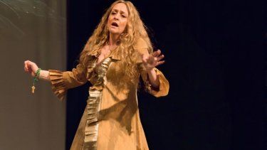 La soprano Silvia Ludueña en el rol de Sor Juana Inés de la Cruz.