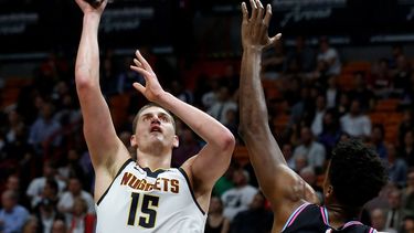 Jokic consiguió 29 puntos, 11 rebotes y entregó 10 asistencias como mejor aportador de los Nuggets.