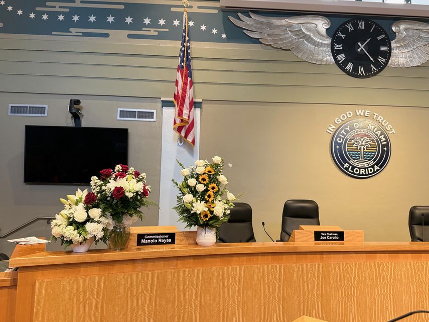 Ofrenda floral en el escaño de Manolo Reyes.