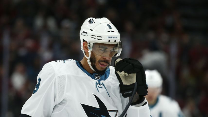 El ala izquierda de los San Jose Sharks, Evander Kane, se limpia la visera durante el primer período de un juego de hockey de la NHL contra los Coyotes de Arizona el martes 14 de enero de 2020 en Glendale, Arizona. Los Coyotes derrotaron a los Sharks 6-3.&nbsp;
