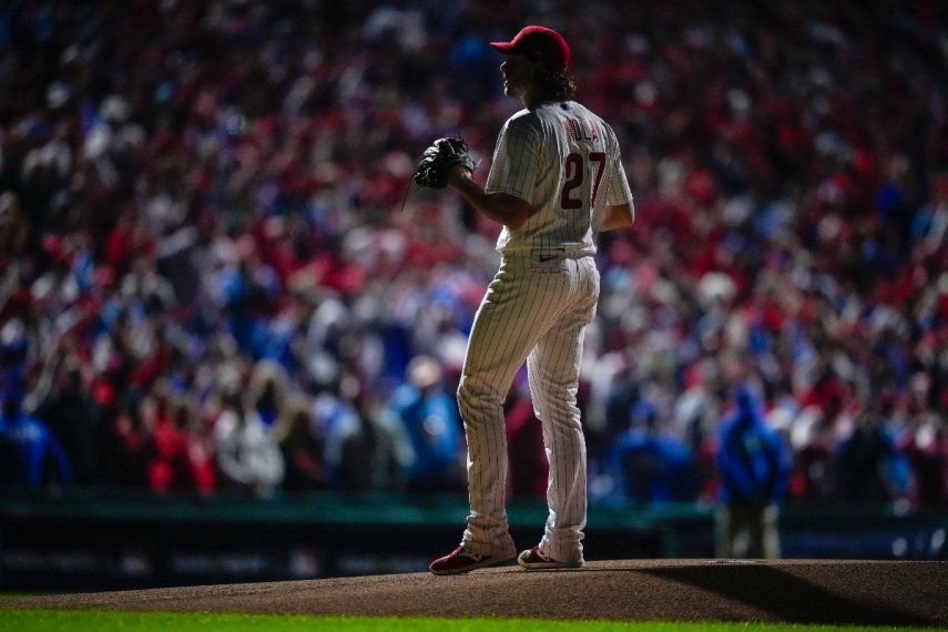 Aaron Nola lanzador abridor de los Filis de Filadelfia se prepara para lanzar ante los Cascabeles de Arizona, durante el primer episodio del 2do juego de la serie de Campeonato de la Liga Nacional, en Filadelfia, el martes 17 de octubre de 2023. El derecho decidió irse a la agencia libre, pero una gran oferta de Filadelfia lo llevó a volver a firmar con ellos