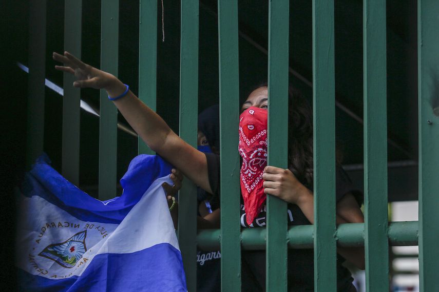En esta imagen, tomada el 18 de junio de 2019, una estudiante, con la cara tapada por miedo a ser identificada, participa en una protesta para exigir la liberación de todos los encarcelados por motivos políticos, en Managua, Nicaragua.