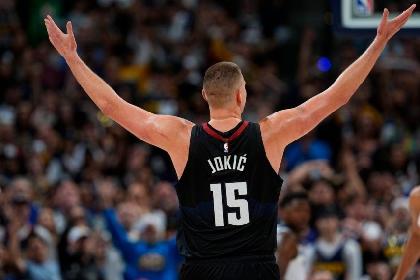 El serbio Nikola Jokic, de los Nuggets de Denver, festeja durante el partido de playoffs ante los Timberwolves de Minnesota, el martes 14 de mayo de 2024&nbsp;