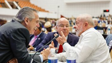 Alberto Fernández de Argentina y Lula da Silva de Brasil durante la cumbre del G77 en La Habana el 16SEP23. 