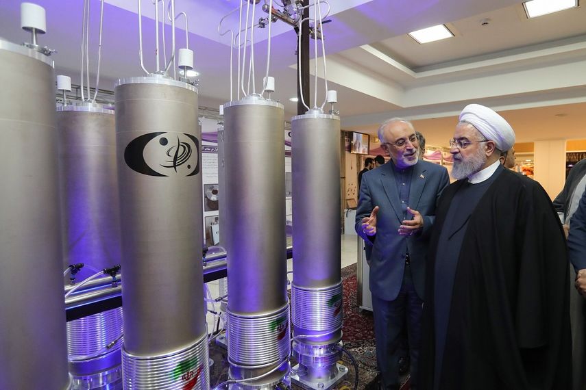 Fotografía de archivo fechada el 9 de abril de 2019 que muestra al presidente iraní, Hasán Rohaní, durante una visita a la organización de tecnología nuclear Ali Akbar Salehila en Teherán.