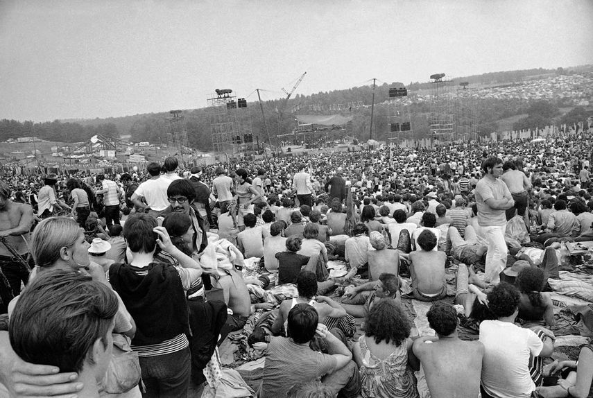 Para algunos, Woodstock sería un símbolo perdurable de las divisiones de la Guerra de Vietnam: de un lado, una multitud de jóvenes reunidos por la paz y la música; del otro, más de medio millón de sus coetáneos combatiendo en Vietnam.&nbsp;