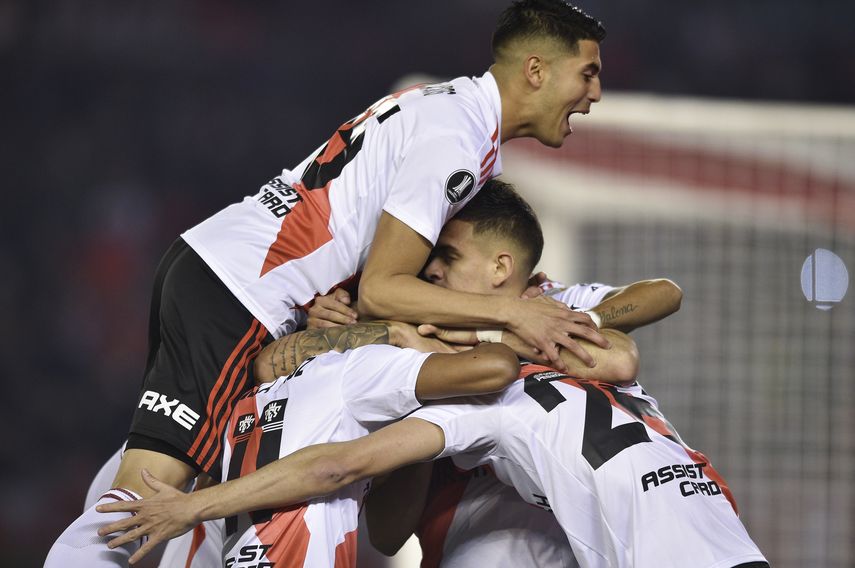 Los jugadores del equipo argentino River Plate celebran el primer gol de la escuadra, marcado por Ignacio Fernández, durante el partido de ida contra Cerro Porteño de Paraguay en los cuartos de final de la Copa Libertadores, en Buenos Aires, el jueves 22 de agosto de 2019