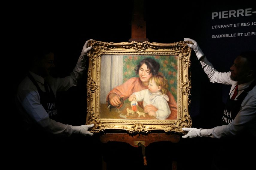 Esta fotografía muestra una presentación exclusiva de una obra al óleo sobre lienzo (anterior a 1910) titulada El niño y sus juguetes, Gabrielle y el hijo del artista, Jean, una importante obra de arte del pintor francés Pierre-Auguste Renoir (1841-1919) en la casa de subastas Drouot en París, el 16 de octubre de 2025.