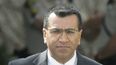 En esta foto de archivo tomada el 1 de marzo de 2005, el periodista británico Martin Bashir sale del Tribunal Superior del Condado de Santa Bárbara en Santa María el segundo día del juicio por abuso sexual infantil de Michael Jackson.&nbsp;
