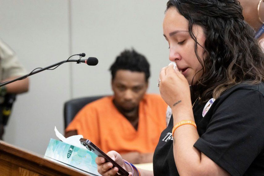 DPree Shareef Robinson escucha mientras Korrina Smith lee cartas de amistades de Trinity Ottoson-Smith, el 11 de julio de 2023. Robinson fue condenado a más de 37 años de prisión por matar a tiros a la niña de 9 años en Minneapolis cuando saltaba en un trampolín con amistades.