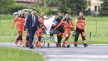 Rescatistas trasladan en camilla al primer ministro de Eslovaquia, Robert Fico, luego de recibir varios disparos, a un hospital en la localidad de Banska Bystrica, en el centro de Eslovaquia, el 15 de mayo de 2024.&nbsp;
