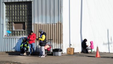 Inmigrantes afuera de un refugio en el vecindario de Pilsen en Chicago.