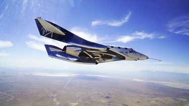 La nave VSS Unite surca los cielos durante una prueba de vuelo supersónico.  