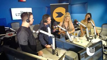 La iniciativa surgió en el programa de radio de los Pichy Boys, quienes le pidieron a&nbsp;la cantante colombiana&nbsp;que firmara el nuevo instrumento.