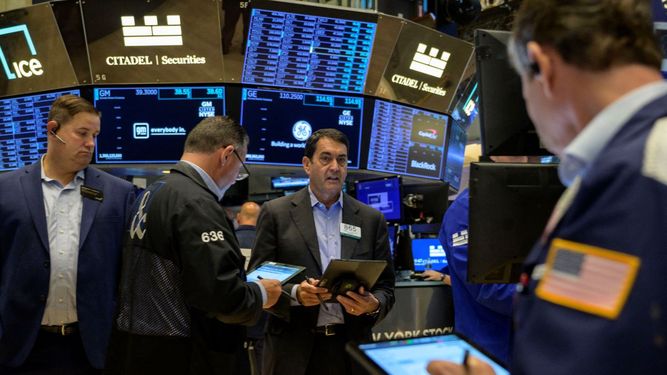 Agentes de Wall Street en una sesión bursátil.