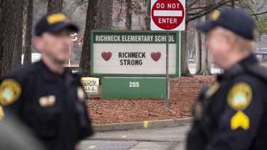 La policía vigila el regreso de los alumnos a la escuela primaria Richneck, 30 de enero de 2023, en Newport News, Virginia.