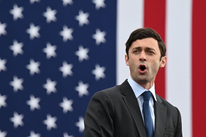 En esta foto de archivo, el candidato demócrata al Senado, Jon Ossoff, habla durante un mitin de campaña en Atlanta, Georgia, el 15 de diciembre de 2020.&nbsp; &nbsp;