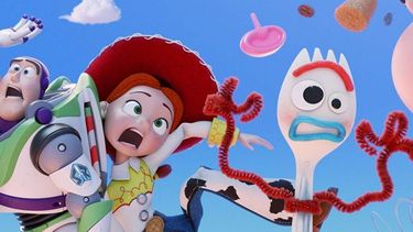 Pionera en mostrar las posibilidades artísticas del cine digital de animación, Toy Story (1995) abrió una saga tan divertida como emotiva para adultos y pequeños e inauguró el reinado de Pixar.
