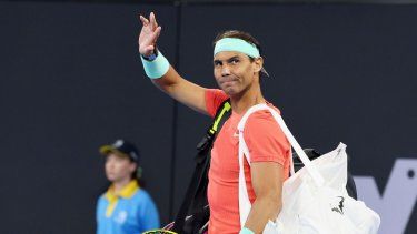 El español Rafael Nadal saluda a los fanáticos en su partido de dobles contra los australianos Max Purcell y Jordan Thompson durante el torneo Internacional de Brisbane, Australia, el 31 de diciembre de 2023.