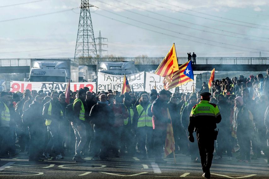 Un grupo de manifestantes cortan la autopista AP-7 en Borrassá cerca de Figueres (Girona), durante la jornada de huelga general&nbsp; de este miércoles convocada por los independentistas catalanes.&nbsp;