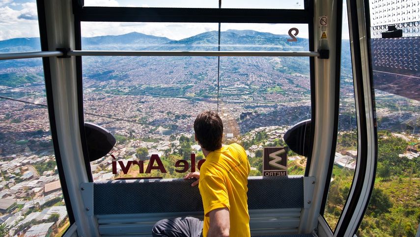 El Metrocable de Medellín&nbsp;moviliza cada mes a un millón de usuarios que habitan en las zonas más densamente pobladas y deprimidas de la ciudad.
